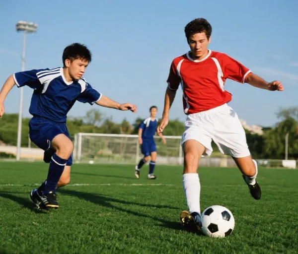 足球运动员比赛中